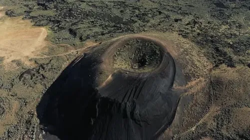 火山口与破火山口地质演化 - 无限臀山 航拍视角